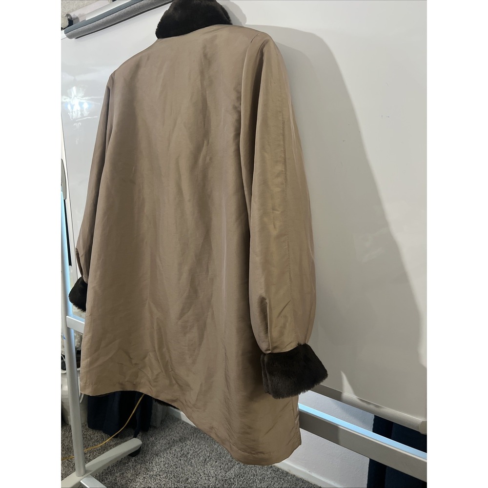 Coat Beige Outside . Inside brown reversable‎ Size large Very Soft - Picture 9 of 16